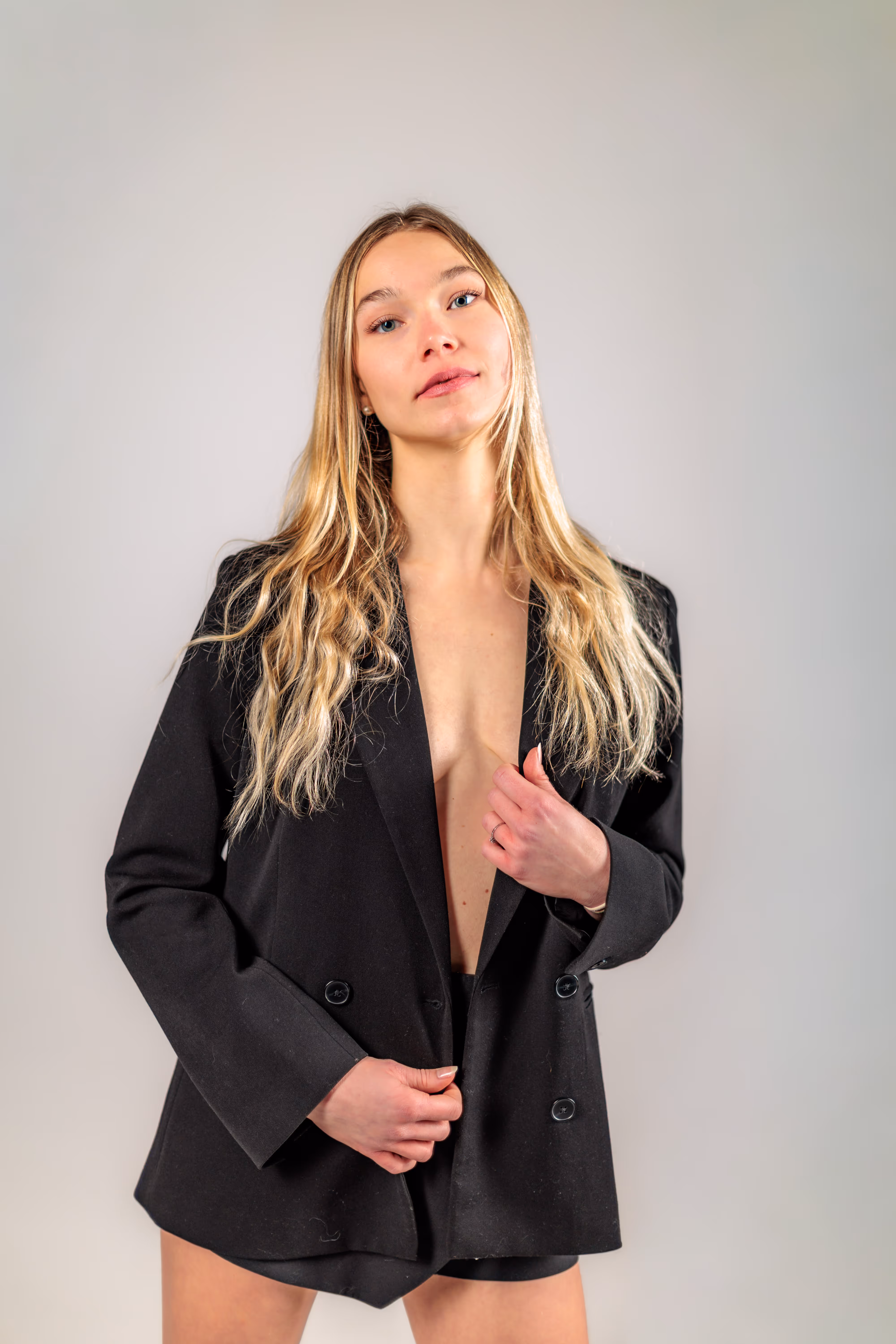 Wandelbarkeit im Studio: Kathrin zwischen Weihnachtszauber und High Fashion