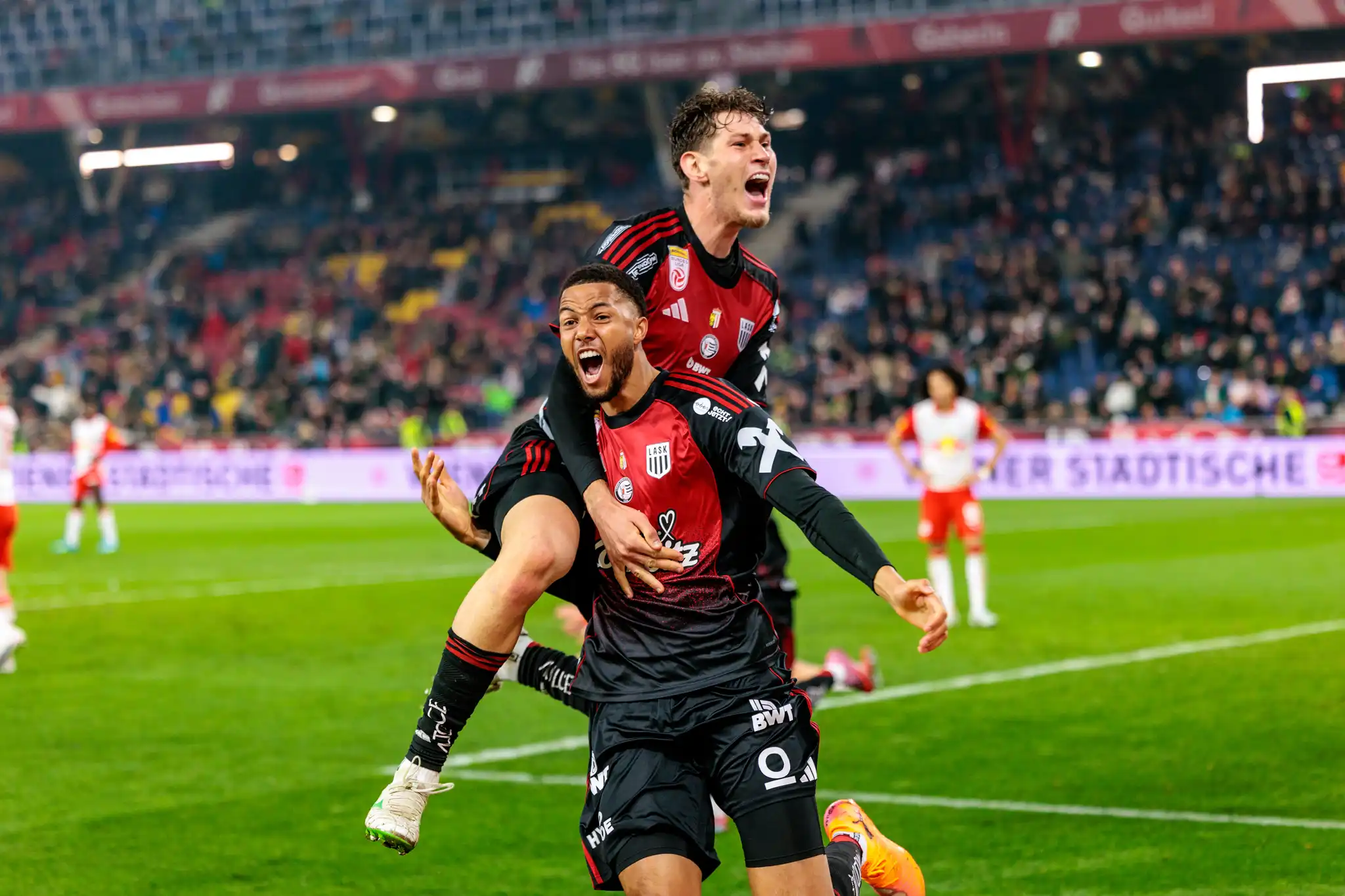 Drama in der Nachspielzeit: LASK stürmt mit 3:2-Auswärtssieg in Salzburg auf Platz zwei
