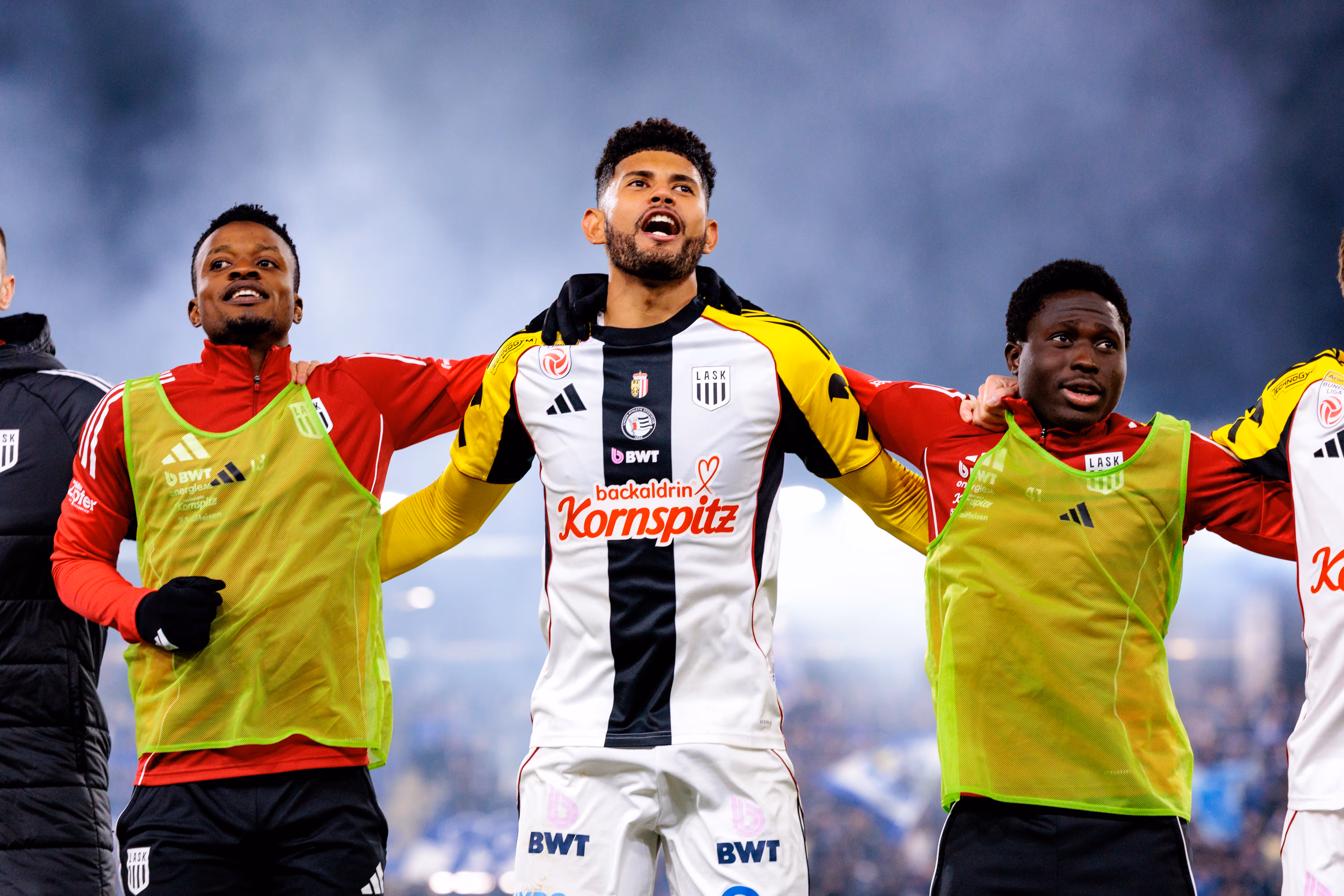 Adeniran-Tor und VAR-Chaos: LASK gewinnt Linzer Derby